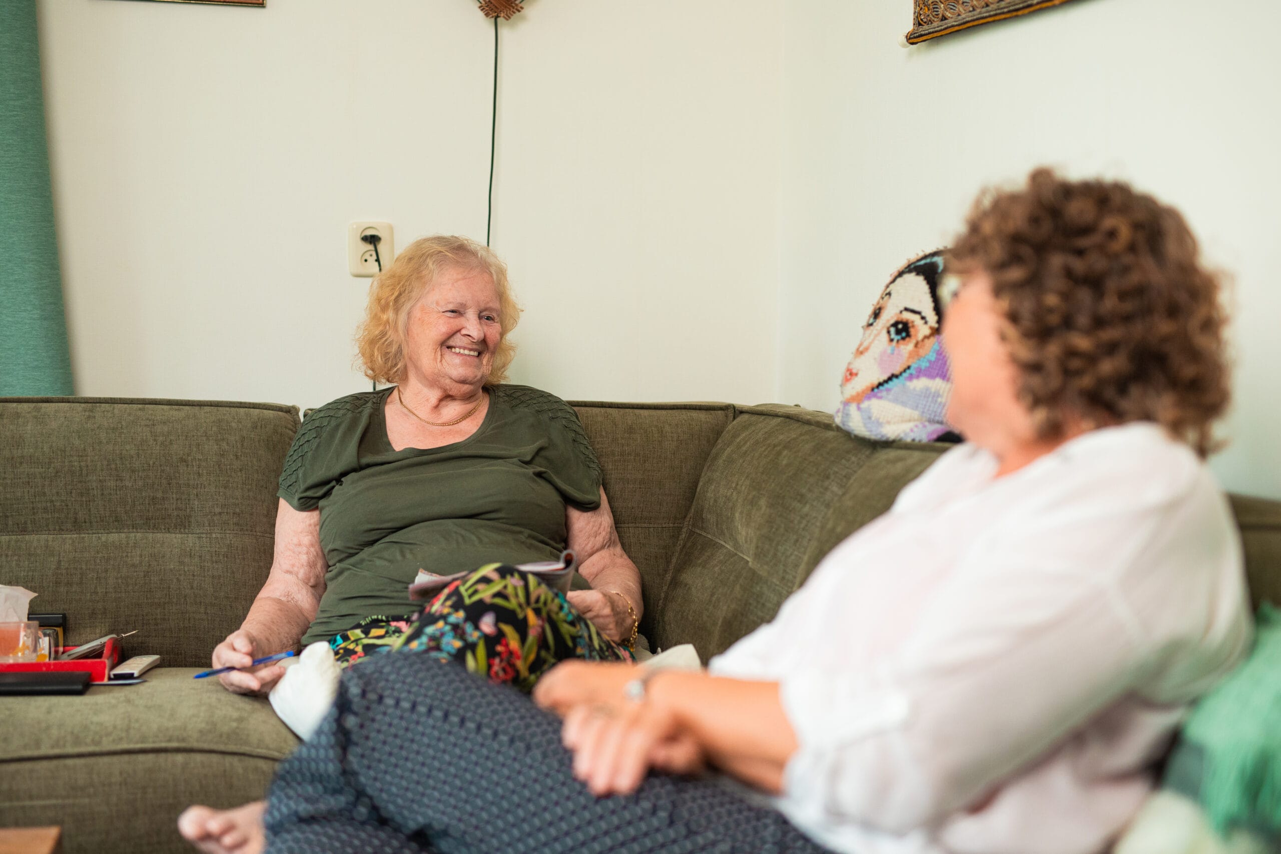 Mantelzorger ondersteunt senior bij verhuizing naar nieuwe woning