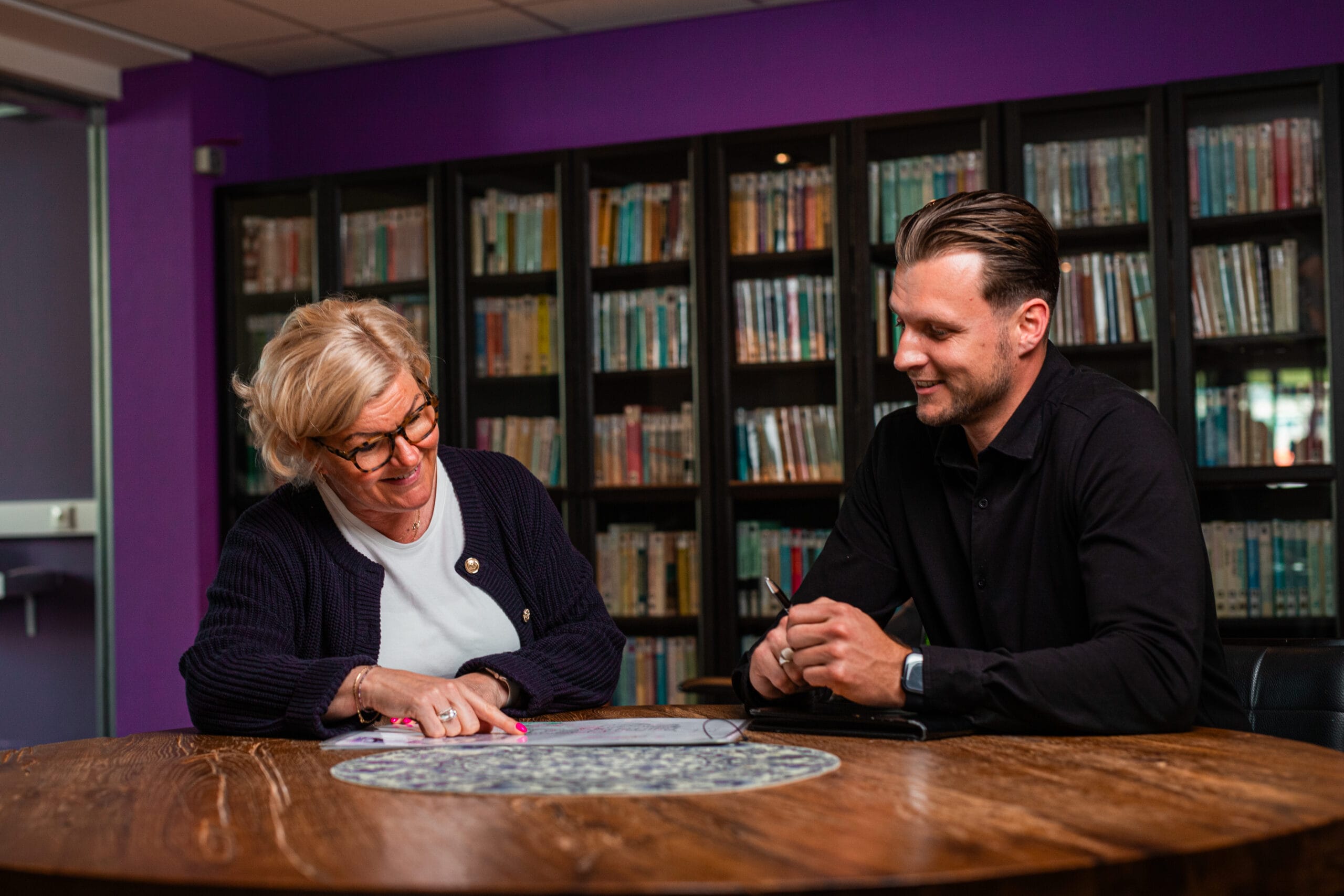 Overleg tussen manager en verhuisregisseur
