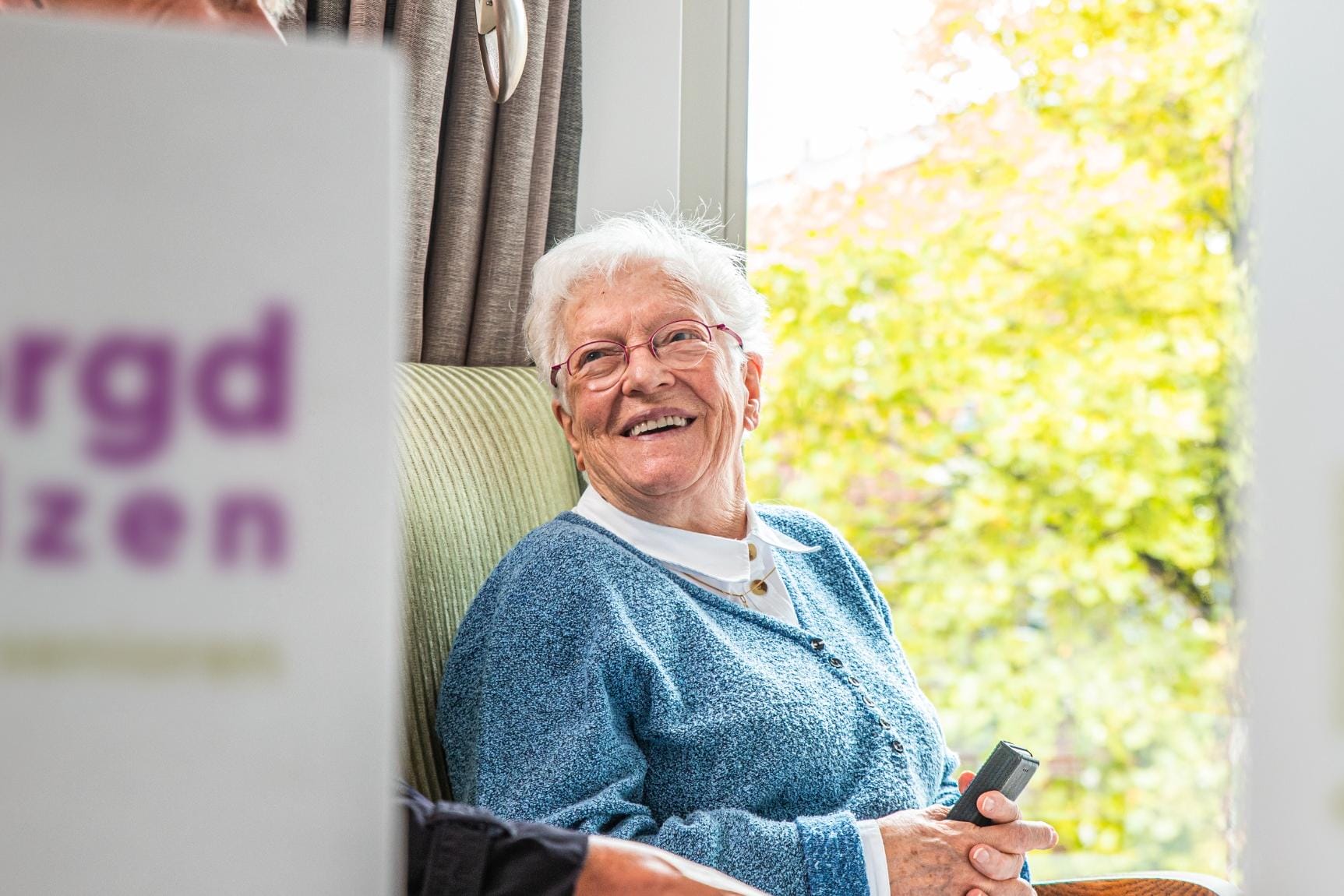 Senior tevreden tijdens verhuizing